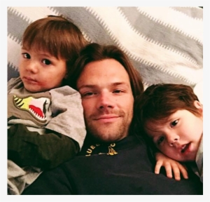 Jared Padalecki Au Côté De Ses Deux Fils, Austin Et - Jared Padalecki And His Family #1792302