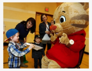 A Young Neighbor Shows His Artwork To Daniel Tiger - Mascot #2021115