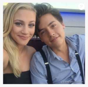 Lili Reinhart Et Cole Sprouse Seraient En Couple - Cole Sprouse And Lili Reinhart Hawaii #2746522