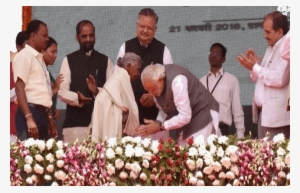 Image Of Kunwar Bai With Pm Narendra Bhai Modi - Kunwar Bai Modi #317040