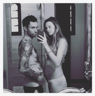 Adam Levine Semble Avoir Pris Du Ventre Pendant La - Adam Levine Behati Prinsloo Baby Bump #3235025