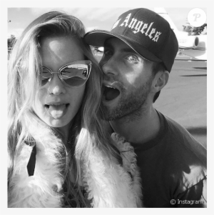 Adam Levine Et Sa Femme Behati Prinsloo Sur Le Tarmac - Adam Levine And Behati Prinsloo Selfie #3235136