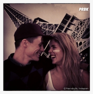 Emily Bett Rickards Publica Foto Ao Lado Do Namorado, - Eiffel Tower #3248404