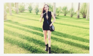 Zoey Deutch Wallpaper Possibly Containing A Hip Boot - Zoey Deutch Coachella #3446613