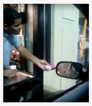 Prometió Regalarle Comida A Un Indigente, Pero Le Tiró - Mcdonalds Atendente Negro #3548731