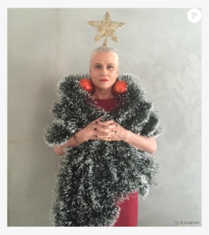 Vera Holtz Postou Uma Foto Fantasiada De Árvore De - Arvore De Natal Engraçada #4016513