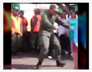 Un Joven Militar Baila Entre La Gente - Dance #4193117