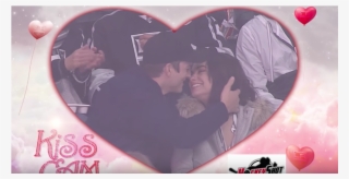 Ashton Kutcher Et Mila Kunis S'embrassent Devant La - Ashton Kutcher #4477421