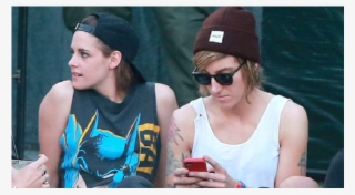 Kristen Stewart Junto A Su Novia Alicia Cargile - Alicia Cargile And Kristen Stewart Kiss #4846574