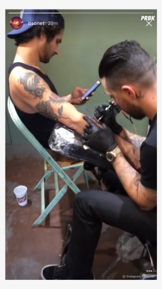 Tyler Posey Se Fait Tatouer En Direct Sur Instagram - Le Tatouage De Tyler Posey #4911223