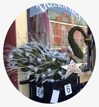 Topiary Swans Decorate The Commercial Area - Label #5126538