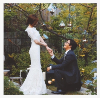 A Photo Of Bae Yong Joon And Park Soo Jin (left) Which - 배용준 박수진 피로연 #5511186