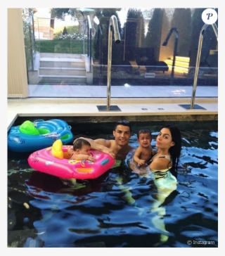 Georgina Rodriguez Et Cristiano Ronaldo Avec Les Jumeaux - Ronaldo Family 8 2018 #6332509
