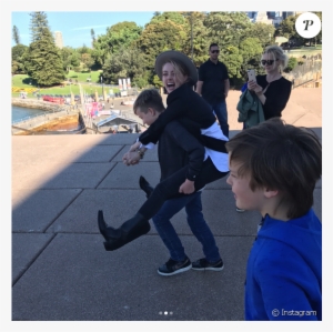 Amber Heard S'amusant Avec Les Fils De Son Compagnon - Эмбер Херд И Илон Маска #643363