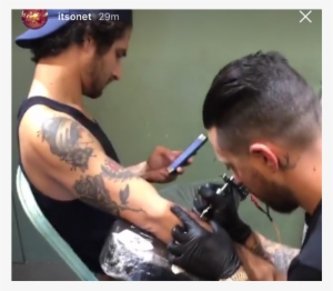 Tyler Posey Se Fait Tatouer En Direct Sur Instagram - Tatouage De Teen Wolf #709997