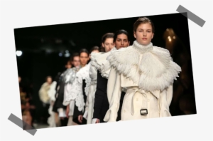 Moore Muses Burberry - Fashion #763063