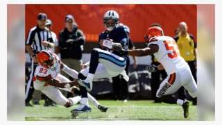 Tennessee Titans Qb Marcus Mariota, Center, Is Tackled - Sprint Football #7958533