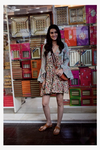 Kriti Sanon Indulges In Some Sweets At A Sweet Shop - Girl #9434082